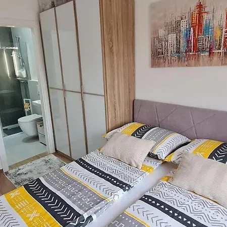 New Danijela, Garden And Garage Place Σίμπενικ