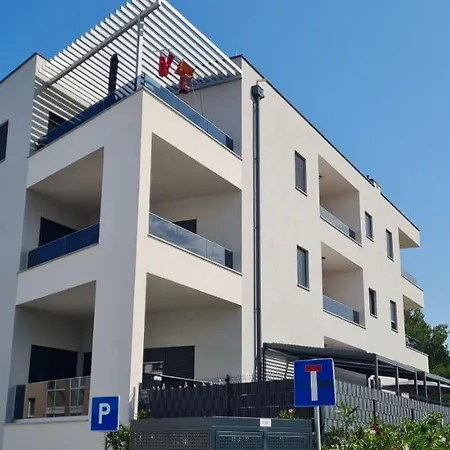 New Danijela, Garden And Garage Place Apartment Sibenik