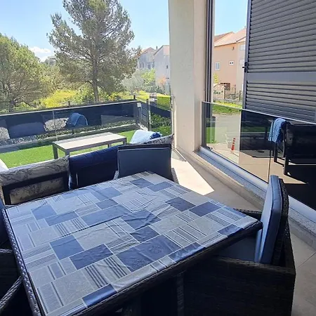 New Danijela, Garden And Garage Place Apartment *