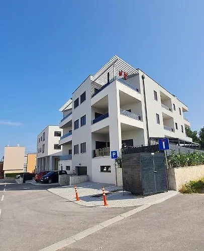 New Danijela, Garden&garage Place